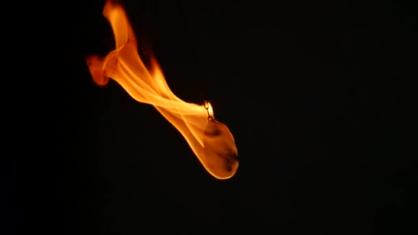 Facklan bränner på en kedja och gungar — Stockvideo
