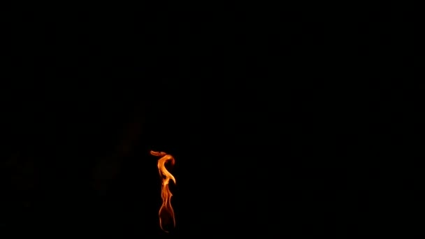 Pochodeň hoří na řetízku a houpe — Stock video