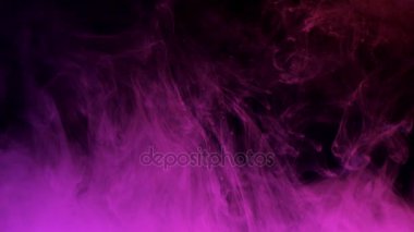 Su koyu arka plan üzerinde renkli mürekkep damlaları