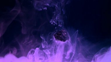 suda ıslatın ve taş soyut akan mürekkep