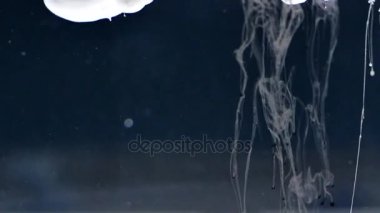 siyah arka plan üzerine bir patlama büyük bir duman sütundan gibi beyaz mürekkep