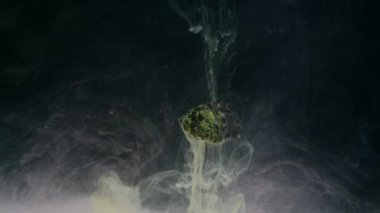 suda ıslatın ve taş soyut akan mürekkep