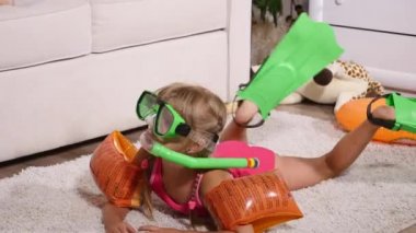 Bir kız sualtı maske ve palet odaya Yüzme