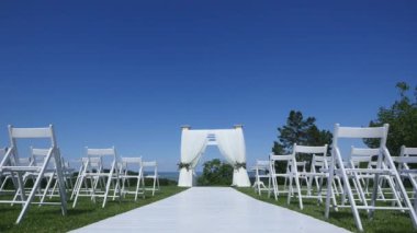 Dolly bir düğün töreni koridorda gelen sandalyeler satır