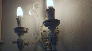 Güzel modern aydınlatma lambaları mum şeklinde bir duvara