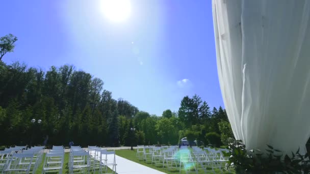 Доллі з рядів стільців на весільній церемонії з проходу — стокове відео