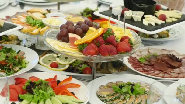 Еда подается на столе, шведский стол: мясо, рис, макароны, салаты и различные торты и выпечка — стоковое видео