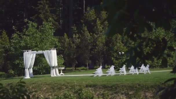 Dolly of rows of chairs at a wedding ceremony from the aisle — Stock Video