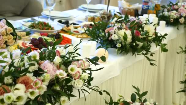 美しい絶妙な結婚式のテーブル サービスを提供 — ストック動画