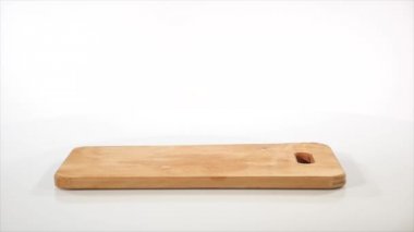 Ahşap masa üzerinde ağır çekim çiğ tavuk fileto düşüyor