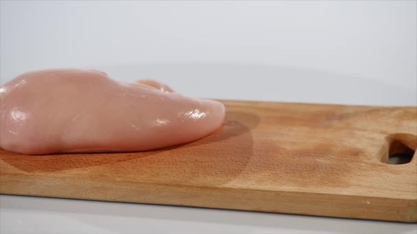 Soğan ve maydanoz üzerinde tavuk fileto düşmek — Stok video