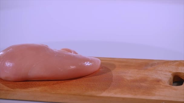 Cebula, pietruszka, pieprz spadnie na filet z kurczaka, zwolnionym tempie — Wideo stockowe