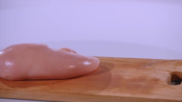 Лук, петрушка и перец падают на куриное филе, замедленная съемка — стоковое видео