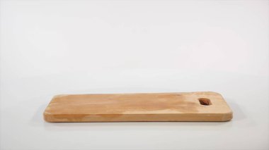 2 adet çiğ tavuk fileto düşüyor yavaş hareket, ahşap bir yönetim kurulu