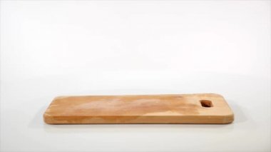 2 adet çiğ tavuk fileto düşüyor yavaş hareket, ahşap bir yönetim kurulu