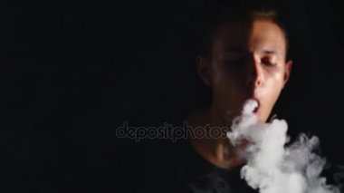 Adam sigara elektronik sigara buhar siyah arka plan üzerine