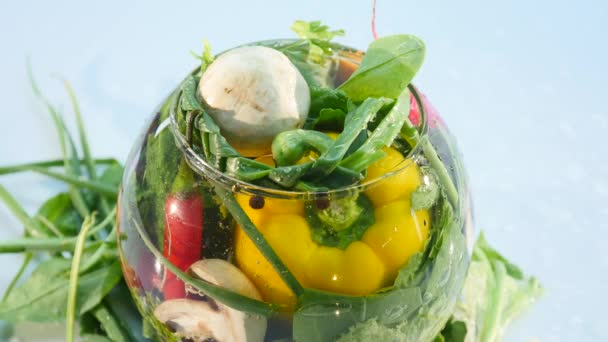 Grande gruppo di verdure su un vaso su sfondo bianco — Video Stock