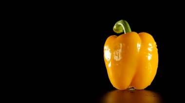 siyah zemin üzerine sarı dolmalık biber