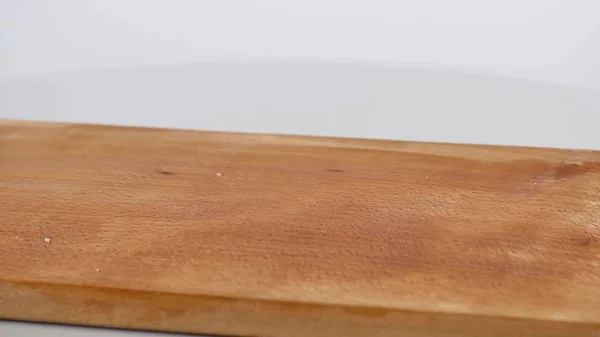 2 partes do filete de frango cru caem em uma tábua de madeira, do que tomadas de uma tábua de madeira à mão — Fotografia de Stock