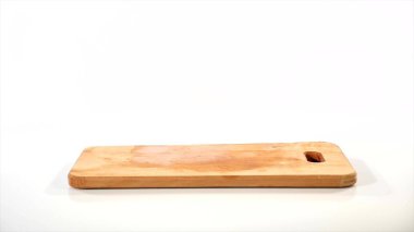 çiğ tavuk fileto Falls bir ahşap tahta üzerinde 2 adet ahşap alınan daha plank el ile ağır çekim