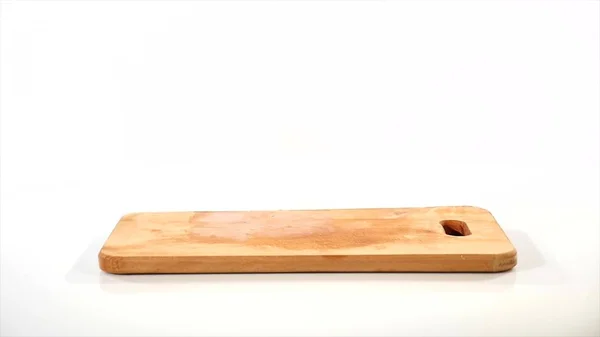 2 partes do filete de frango cru caem em uma tábua de madeira, do que tomadas de uma tábua de madeira à mão, câmera lenta — Fotografia de Stock