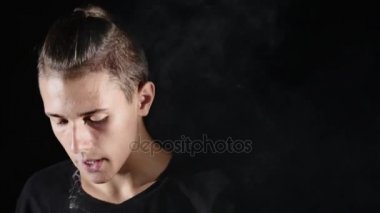 Koyu arka plan üzerinde adam duman Elektrik Sigara