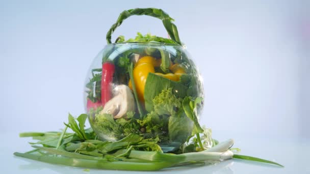 在白色背景上的一个花瓶上蔬菜的大集团 — 图库视频影像