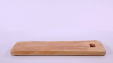 2 adet çiğ tavuk fileto düşüyor ahşap bir gemide bir ahşap tahta el ile alınan daha