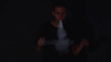 Adam sigara elektronik sigara buhar siyah arka plan üzerine