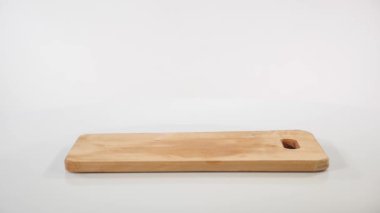 çiğ tavuk fileto Falls bir ahşap tahta üzerinde 2 adet ahşap alınan daha plank el ile ağır çekim