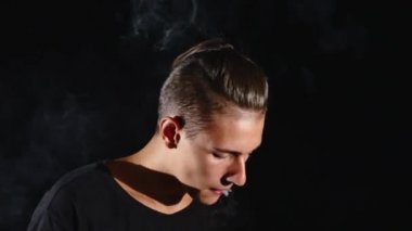 Adam sigara elektronik sigara buhar siyah arka plan üzerine