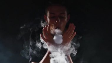 Adam sigara elektronik sigara buhar siyah arka plan üzerine