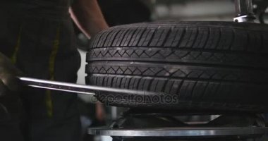 Profesyonel araba tamircisi lastik oto tamir servisi timelapse içinde tekerlek üzerinde değiştirin. Sonraki mekanik makine dengeleyici hizmeti ile tekerlek Dengeleme