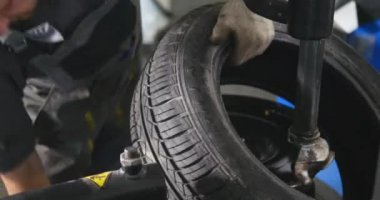 Profesyonel araba tamircisi lastik oto tamir servisi timelapse içinde tekerlek üzerinde değiştirin. Sonraki mekanik makine dengeleyici hizmeti ile tekerlek Dengeleme
