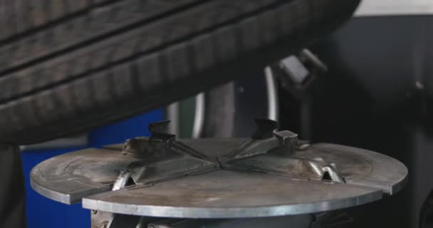 Professionele auto monteur vervangen band op het wiel in auto reparatie service timelapse. Volgende monteur balancing wiel met machine balancer tot dienst — Stockvideo