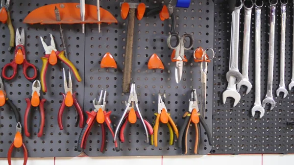Різноманітність інструментів, організованих на стіні — стокове фото