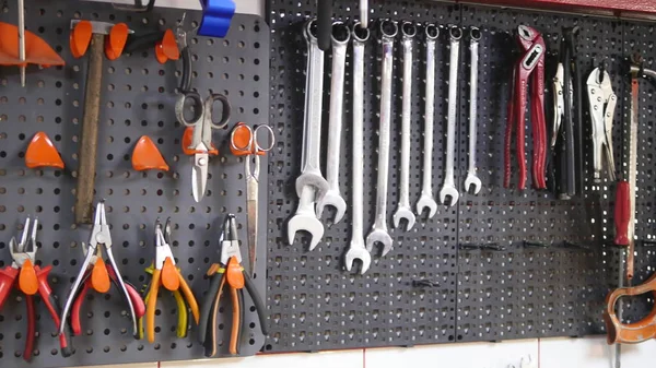 Verschiedene Werkzeuge an der Wand organisiert — Stockfoto