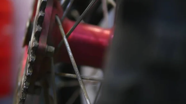 Réparation de moto roue dans le garage — Photo