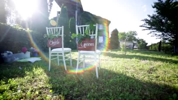 結婚式での椅子。署名飾られています。太陽のライトとの結婚式のための場所 — ストック動画