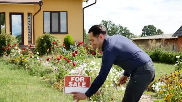 Mannelijke hamer teken voor verkoop huis — Stockvideo