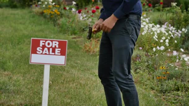 Mannelijke hamer teken voor verkoop huis en kinderen huilen — Stockvideo