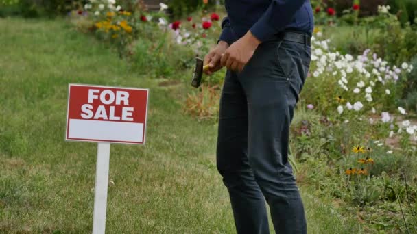 Mâle marteau signe à vendre maison et enfants pleurer — Video