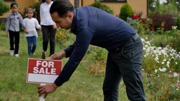 Männliche Hammer Zeichen zum Verkauf Haus und Kinder weinen — Stockvideo