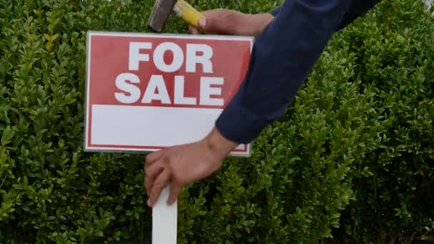 Male hands hammer sign for sale — Stock Video