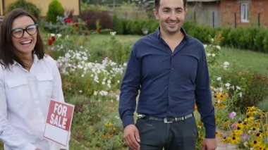 Satılık işareti ile Çift