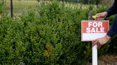 Erkek el işareti Satılık çekiç