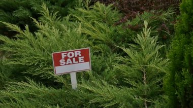 ağaç üzerinde Satılık işareti