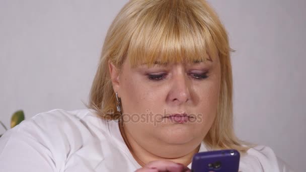 Mulher gorda digitando no telefone e chorando, close-up — Vídeo de Stock