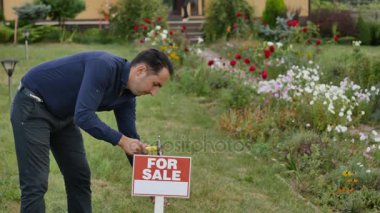 Satılık işareti ile Çift