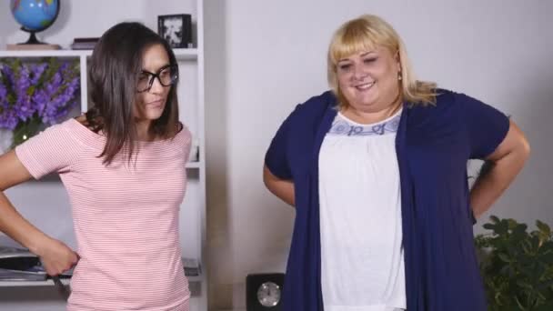 一个胖女人和一个瘦小的女孩测量自己的腰围 — 图库视频影像